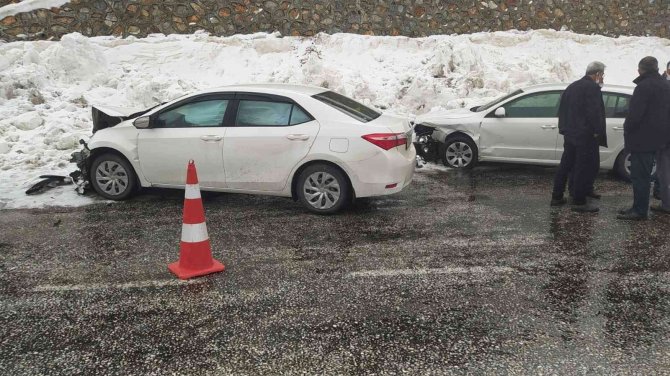 İ̇ki Otomobil Çarpıştı: 1 Yaralı