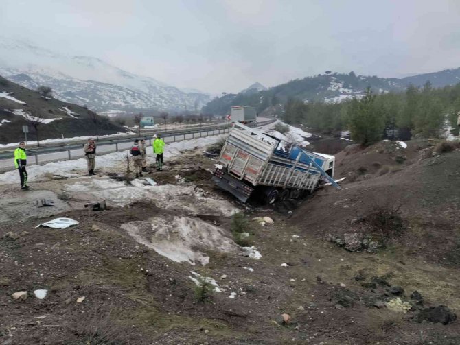 Adıyaman’da Kamyon Dereye Yuvarlandı: 1 Yaralı
