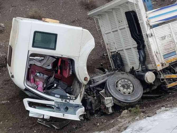 Adıyaman’da Kamyon Dereye Yuvarlandı: 1 Yaralı