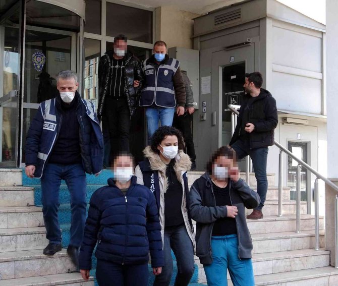 Polise Yakalanmamak İçin Kanepe İle Duvar Arasına Saklandı