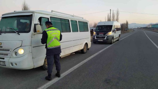 Jandarma Ekipleri Okul Servis Araçlarına Yönelik Denetim Yaptı