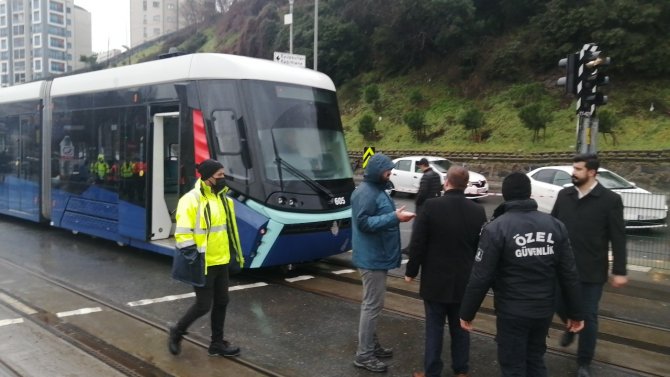 Alibeyköy’de Tramvay Yolun Karşısına Geçmeye Çalışan Kadına Çarptı