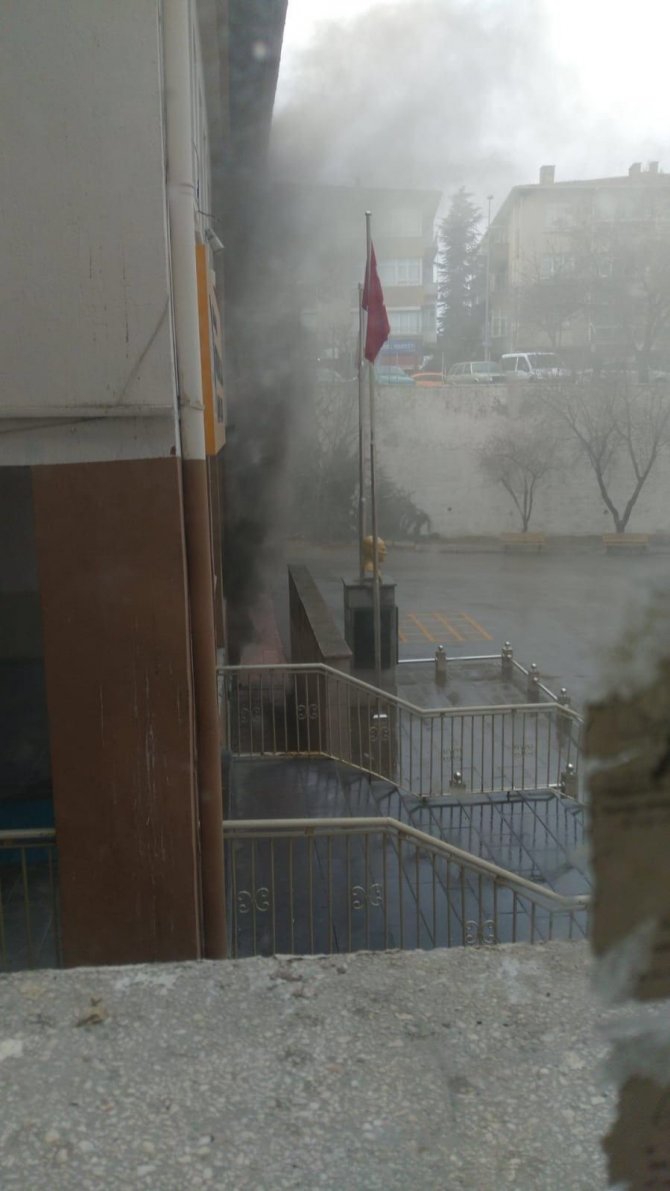Okul Kantininde Çıkan Yangın Paniğe Sebep Oldu