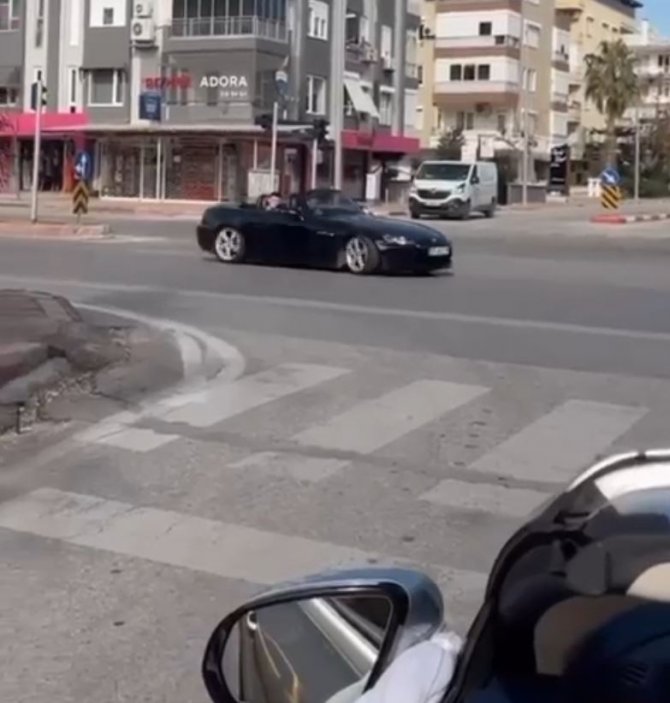 Düğün Konvoyunda Üstü Açık Spor Arabası İle Drifte 11 Bin Tl Ceza