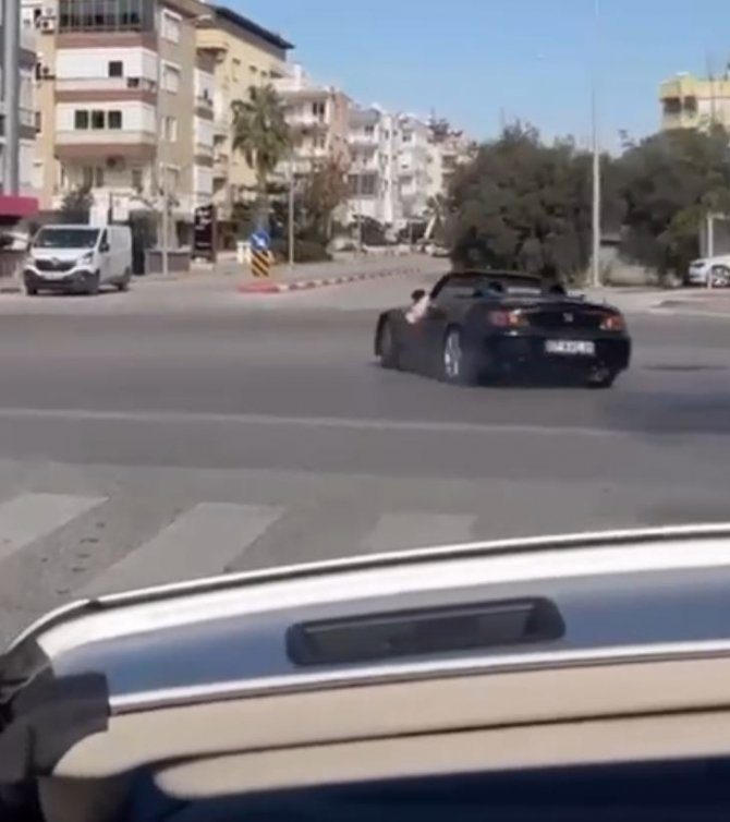 Düğün Konvoyunda Üstü Açık Spor Arabası İle Drifte 11 Bin Tl Ceza