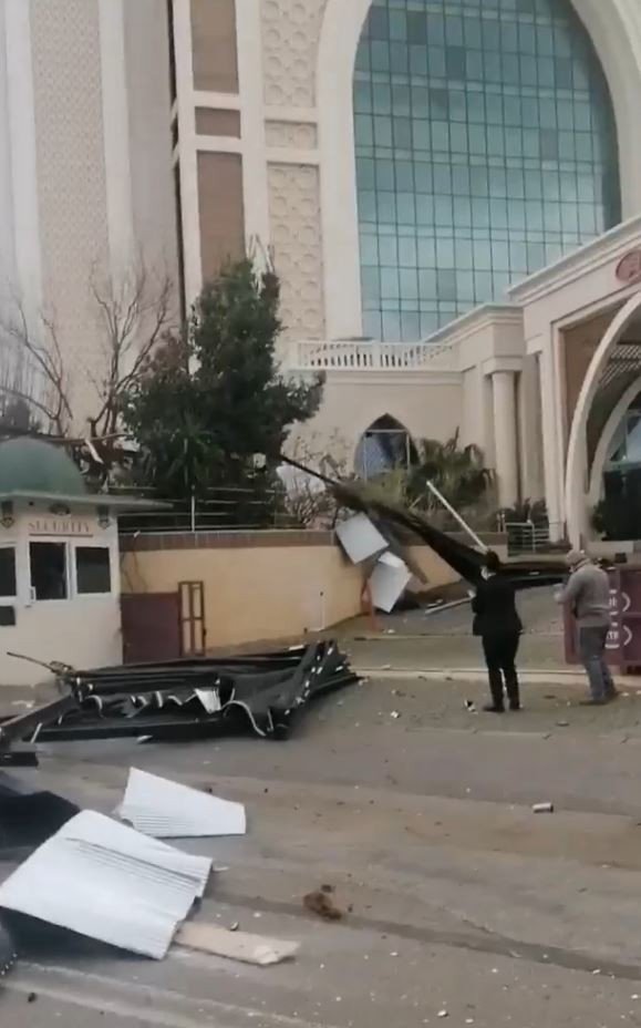 Şiddetli Fırtına Otel Çatısındaki Tente Ve Malzemeleri Savurdu
