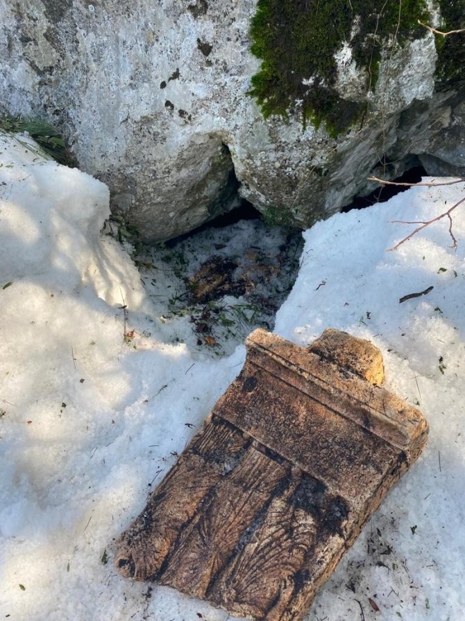 Jandarma, Roma Dönemi’ne Ait 3 Mezar Taşı Ele Geçirdi