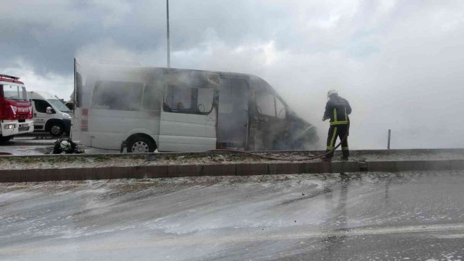 Antalya’da Tur Minibüsü Alev Alev Yandı, Turistler Canlarını Zor Kurtardı