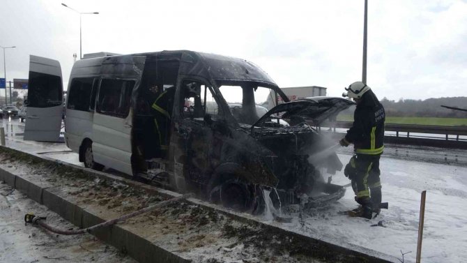 Antalya’da Tur Minibüsü Alev Alev Yandı, Turistler Canlarını Zor Kurtardı