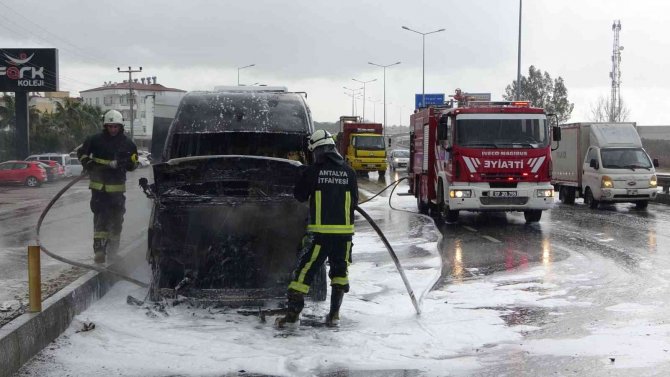 Antalya’da Tur Minibüsü Alev Alev Yandı, Turistler Canlarını Zor Kurtardı