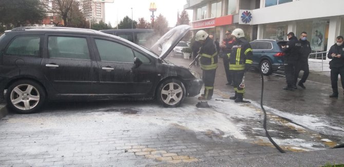 Efeler’deki Araç Yangını, İtfaiye Ekipleri Tarafından Söndürüldü
