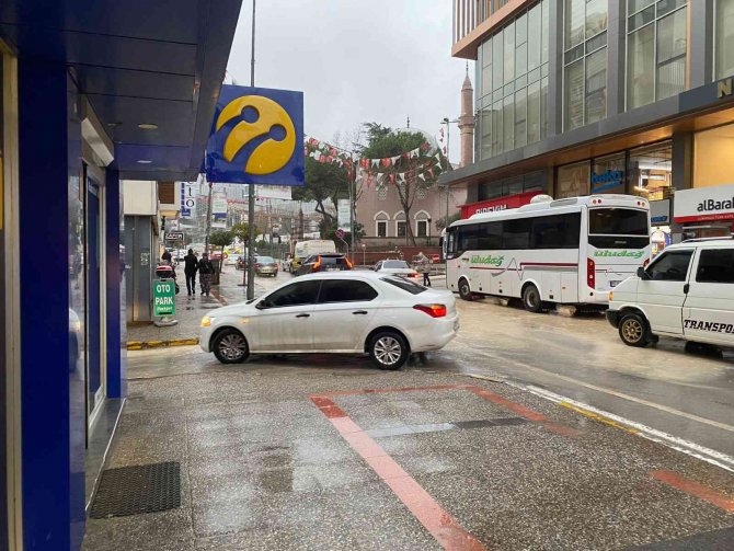 Balıkesir’de Sağanak Yağış Hayatı Zorladı