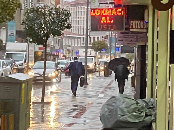 Balıkesir’de Sağanak Yağış Hayatı Zorladı