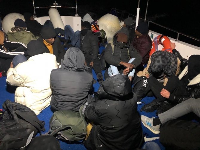 Ayvalık’ta Denizde Ölümle Burun Buruna Gelen 20 Düzensiz Göçmen Kurtarıldı