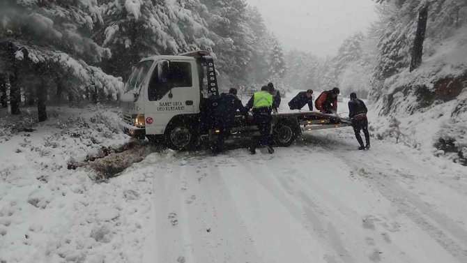 Karda Mahsur Kalan Sürücülerin İmdadına Jandarma Yetişti
