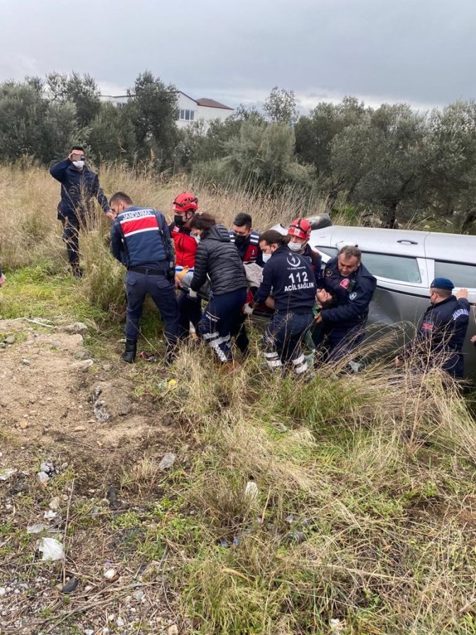 Takla Atan Otomobilde Sıkışan Sürücüyü İtfaiye Kurtardı