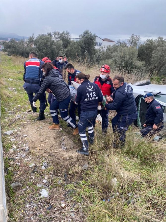 Takla Atan Otomobilde Sıkışan Sürücüyü İtfaiye Kurtardı