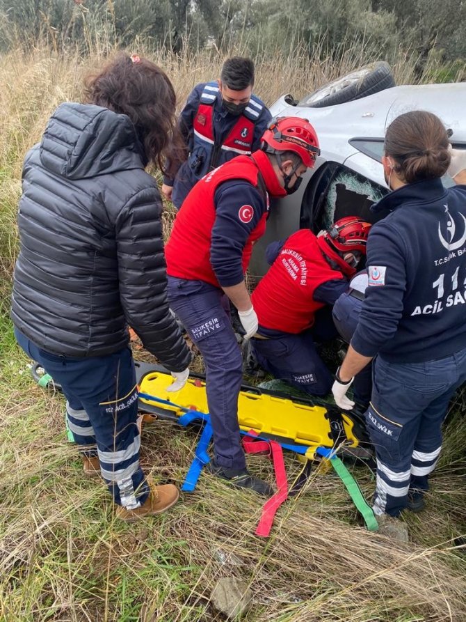 Takla Atan Otomobilde Sıkışan Sürücüyü İtfaiye Kurtardı