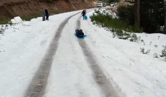 Araçlar Yaylaya Çıkamayınca Çocuklar Buzlanan Yolda Kayarak Eğlendi