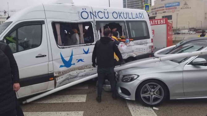 Bursa’da Öğrenci Servisi İle Otobüs Çarpıştı: 7 Yaralı