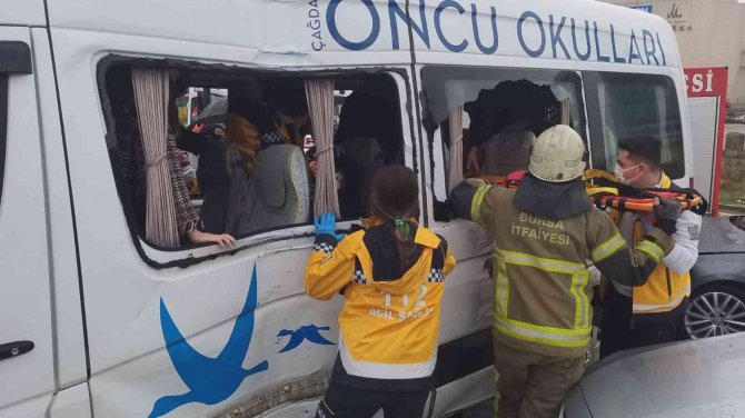 Bursa’da Öğrenci Servisi İle Otobüs Çarpıştı: 7 Yaralı