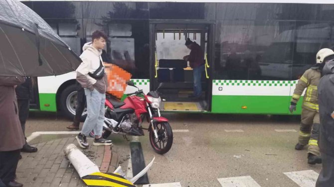 Bursa’da Öğrenci Servisi İle Otobüs Çarpıştı: 7 Yaralı