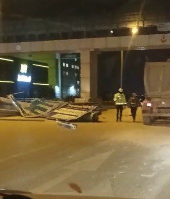 Bursa’da Şiddetli Lodos Trafik Levhalarını Devirdi