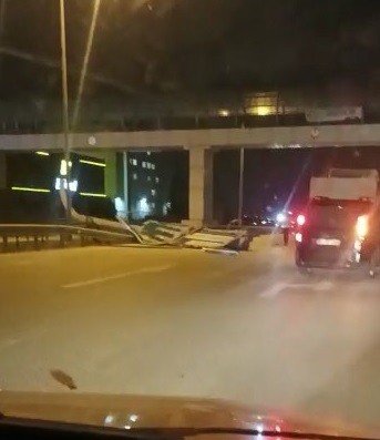 Bursa’da Şiddetli Lodos Trafik Levhalarını Devirdi