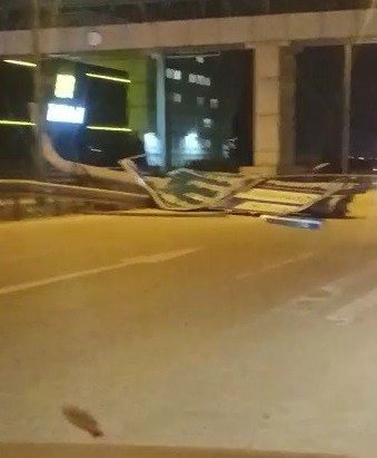 Bursa’da Şiddetli Lodos Trafik Levhalarını Devirdi