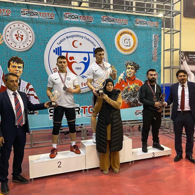 Toptaş 275 Kilo Kaldırarak Türkiye İkincisi Oldu