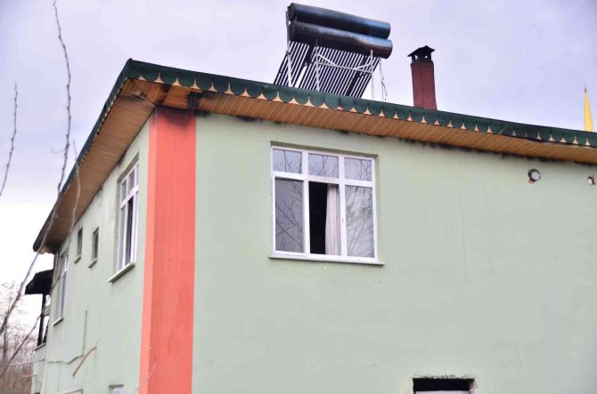 Lojman Yangınında İmam Camdan Atlayarak Kurtuldu