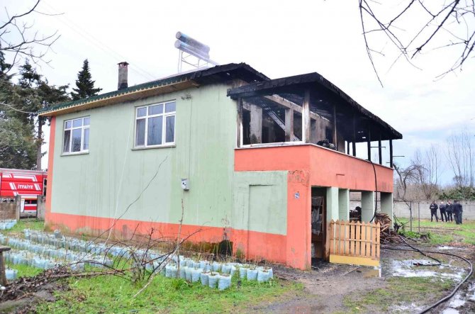 Lojman Yangınında İmam Camdan Atlayarak Kurtuldu