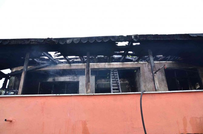 Lojman Yangınında İmam Camdan Atlayarak Kurtuldu