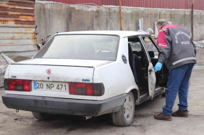 Taksiden İnip, Çalışır Vaziyetteki Otomobili Çaldılar