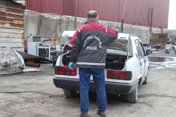 Taksiden İnip, Çalışır Vaziyetteki Otomobili Çaldılar