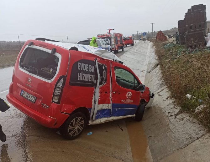 Hafif Ticari Araç Tıra Arkada Çarptı: 4 Yaralı