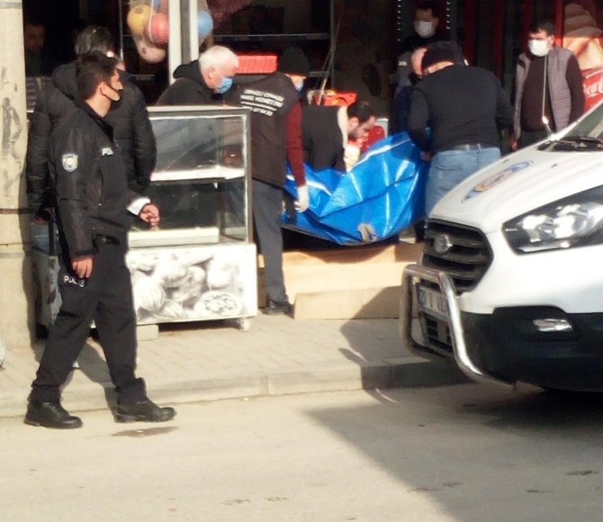 Marketten Çıkarken Düşen Yaşlı Adam Hayatını Kaybetti