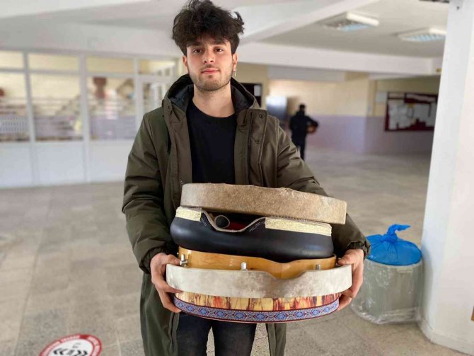Diyarbakırlı Lise Öğrencisi İstediği Tonda Saz Bulamayınca Hem ‘Erbane’ Üretiyor Hem Çalıyor