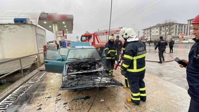 Benzin İstasyonunda Otomobil Yandı