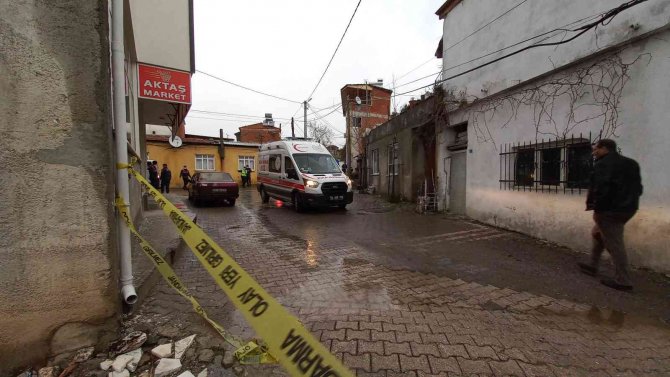 Edremit’te Yaşlı Kadın Kanal Açıcının Altında Kalarak Hayatını Kaybetti