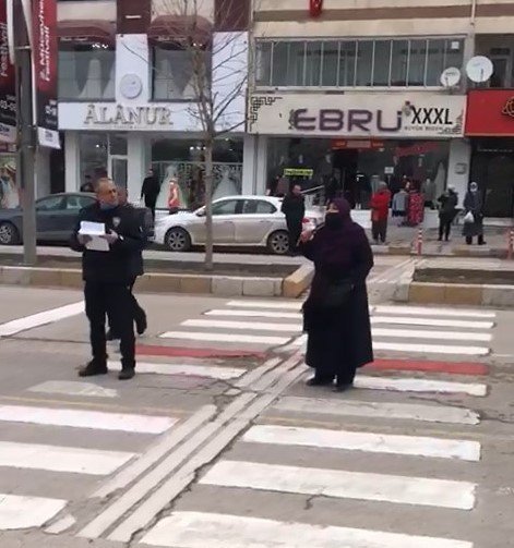 Valilik Önünde Boynuna Bıçağı Dayayan Kadını Polis İkna Etti