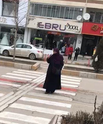 Valilik Önünde Boynuna Bıçağı Dayayan Kadını Polis İkna Etti