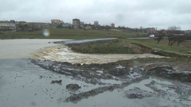 Arnavutköy’de Dere Taştı, Yol Kullanılamaz Hale Geldi Ahırları Su Bastı