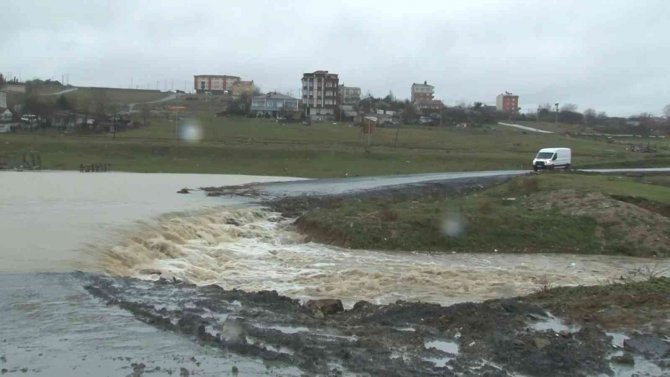 Arnavutköy’de Dere Taştı, Yol Kullanılamaz Hale Geldi Ahırları Su Bastı
