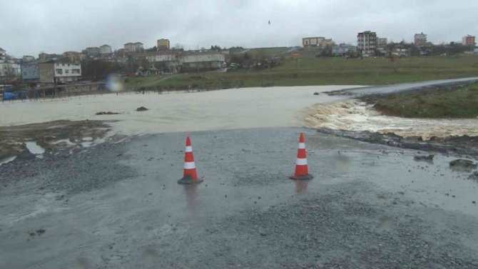 Arnavutköy’de Dere Taştı, Yol Kullanılamaz Hale Geldi Ahırları Su Bastı