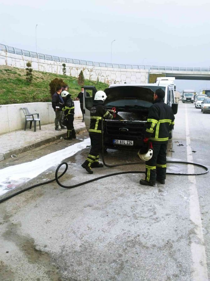 Hatay’da Seyir Halindeki Minibüs Alev Aldı