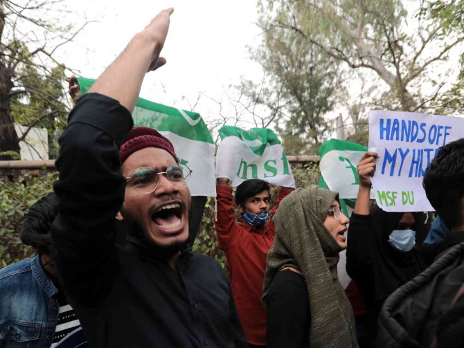 Hindistan’da Derslere Alınmayan Başörtülü Öğrenciler Gösteri Düzenledi