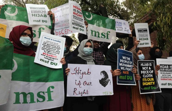 Hindistan’da Derslere Alınmayan Başörtülü Öğrenciler Gösteri Düzenledi