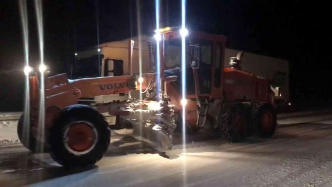 Antalya-konya Karayolu Kar Nedeniyle Tırların Geçişine Kapatıldı
