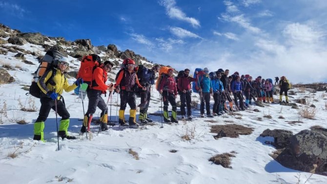 İ̇ranlı Dağcıların “Ağrı Dağı” Macerasına Kar Ve Tipi Engel Oldu